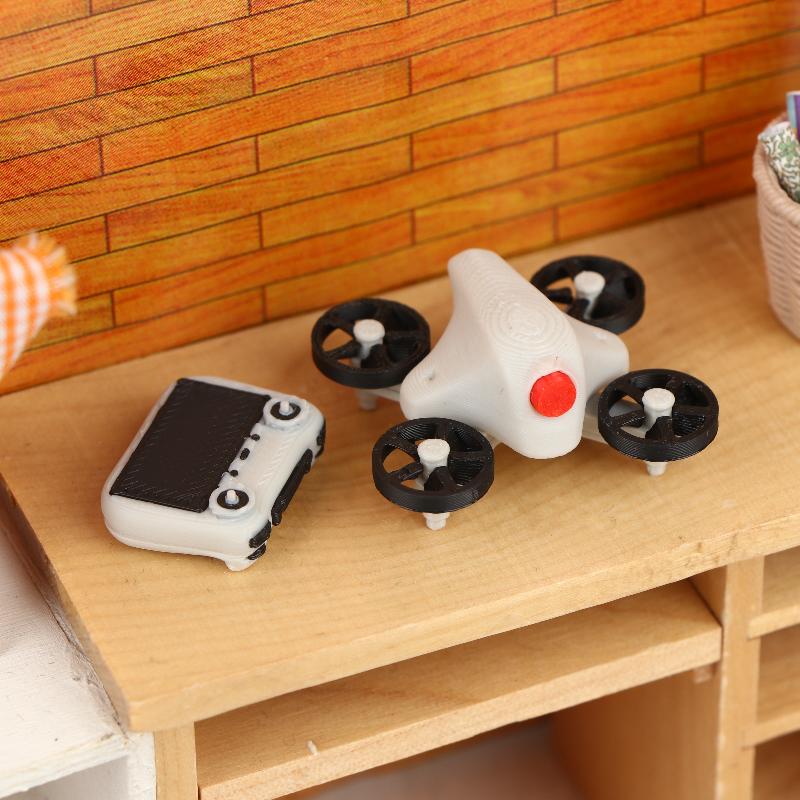Drones - โมเดลโดรนจำลองขนาดเล็กพร้อมรีโมทคอนโทรล 1:12 สเกล ตกแต่งฉากบ้านตุ๊กตา อุปกรณ์ประกอบฉากถ่ายภาพขนาดจิ๋ว
